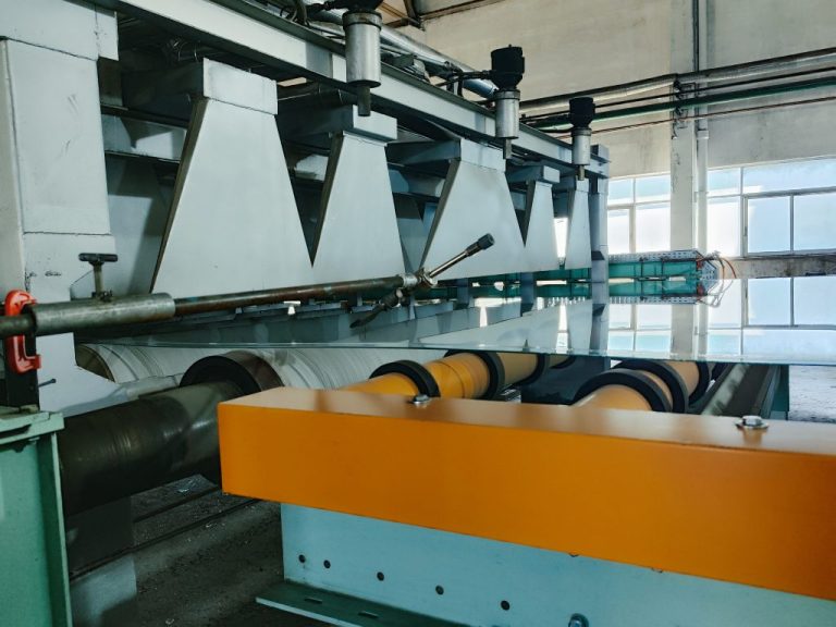 Clear laminated glass